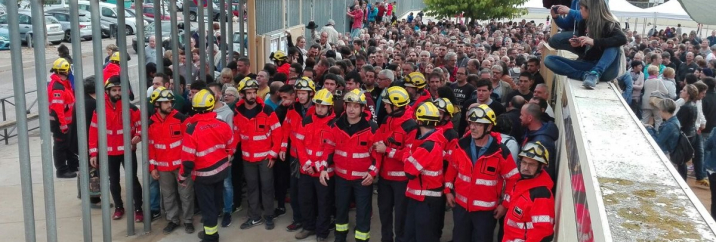 Bombers a l'entrada del col·legi durant el referèndum